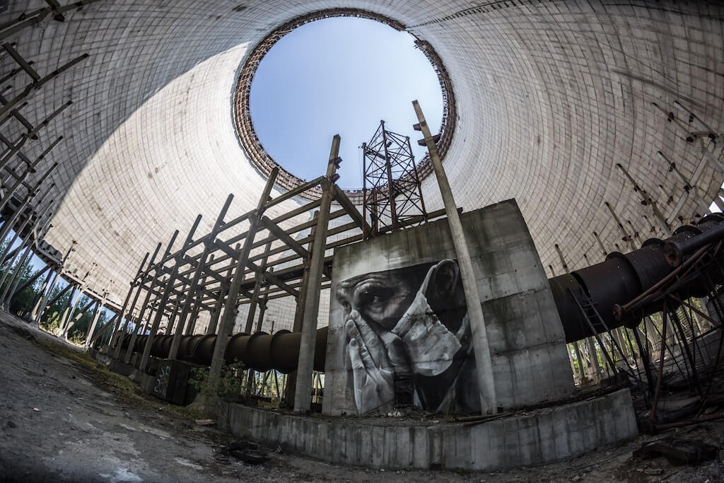 Tschernobyl-Kühlturm in der Nähe des unfertigen Reaktors